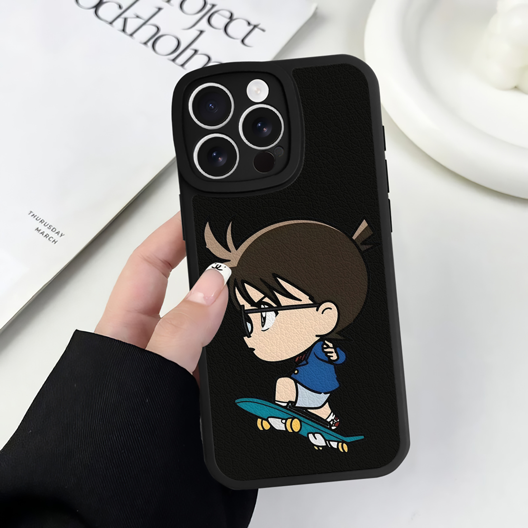 （画像用） 名探偵コナン 江戸川 コナン Detective Conan Conan Edogawa 【iPhone 16シリーズ対応】シリコンスマホケース（レザー調） 材質：シリコン
